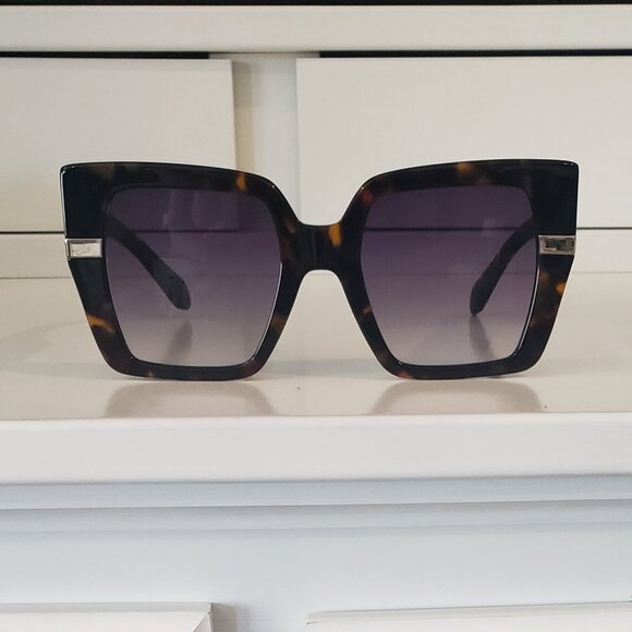 NWT: Quay Australia Notorious Sunglasses- Neutral Tort Frame w/ Smoke Lens - Picture 5 of 10